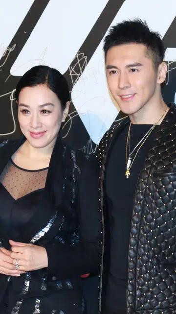 左右拼接的明星夫妻合照组合图。左侧为钟丽缇与丈夫张伦硕出席公开活动，钟丽缇身穿黑色半透明网纱上衣搭配黑色西装外套，头发向后梳起，妆容精致；张伦硕则身穿黑色菱格纹皮夹克搭配黑色上衣和金色项链，两人并肩站在黑白签名背景板前，对镜头露出微笑。右侧为Summer（林有慧）与丈夫萧敬腾的合照，Summer身穿白色流苏细节礼服并佩戴长耳环，萧敬腾则身穿白色西装外套搭配浅色衬衫，两人十指相扣，对镜头甜蜜微笑，背景以柔和灯光和花卉装饰点缀，营造浪漫温馨氛围。