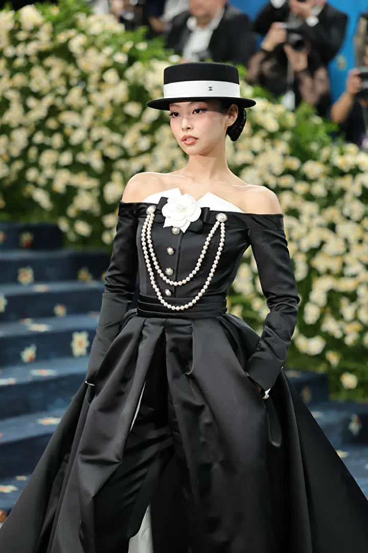 NEW YORK, NEW YORK - MAY 05: Jennie attends the 2025 Met Gala Celebrating "Superfine: Tailoring Black Style" at Metropolitan Museum of Art on May 05, 2025 in New York City.  (Photo by Dia Dipasupil/Getty Images)