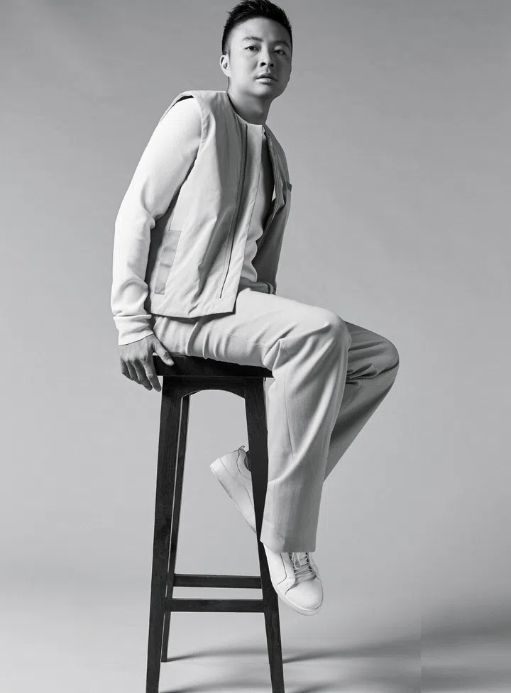 Q: 喜欢收藏什么？A: 模型车！还有Lego，因Lego也有很多车。我家里有4、50辆模型车，我还从Ikea特别买了个很大的展示柜将它们摆起来。