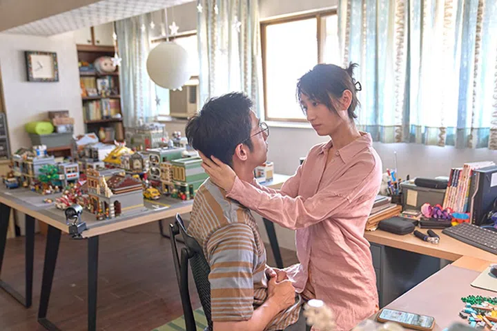 柯佳嬿在《童话故事下集》里虽然是个诸多抱怨的”厌世人妻“，但她的肌肤状态却保持得水当当地！（图：Netflix提供）