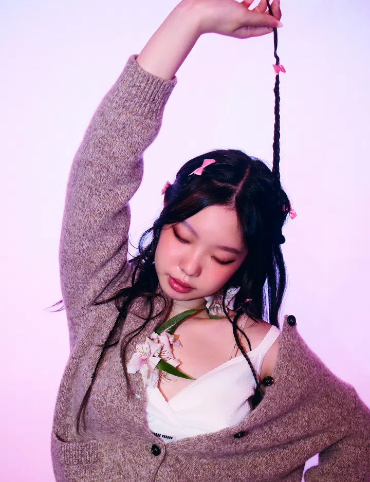 因妈妈擅长钢琴，Regina Song六岁便开始学习。爸妈热爱华语流行音乐，她也从小喜欢上周杰伦的歌。13岁首次尝试创作后便一发不可收拾，至今已累计约120首 demo。