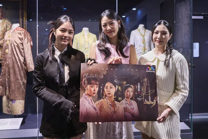 三位新生代女演员，虽在戏外友情亲密，但戏中却斗得你死我活，成为剧中的焦点之一。左起：Chantalle黄暄婷、Tasha刘怡伶及Ferlyn黄晶玲。（图：Mediacorp提供）