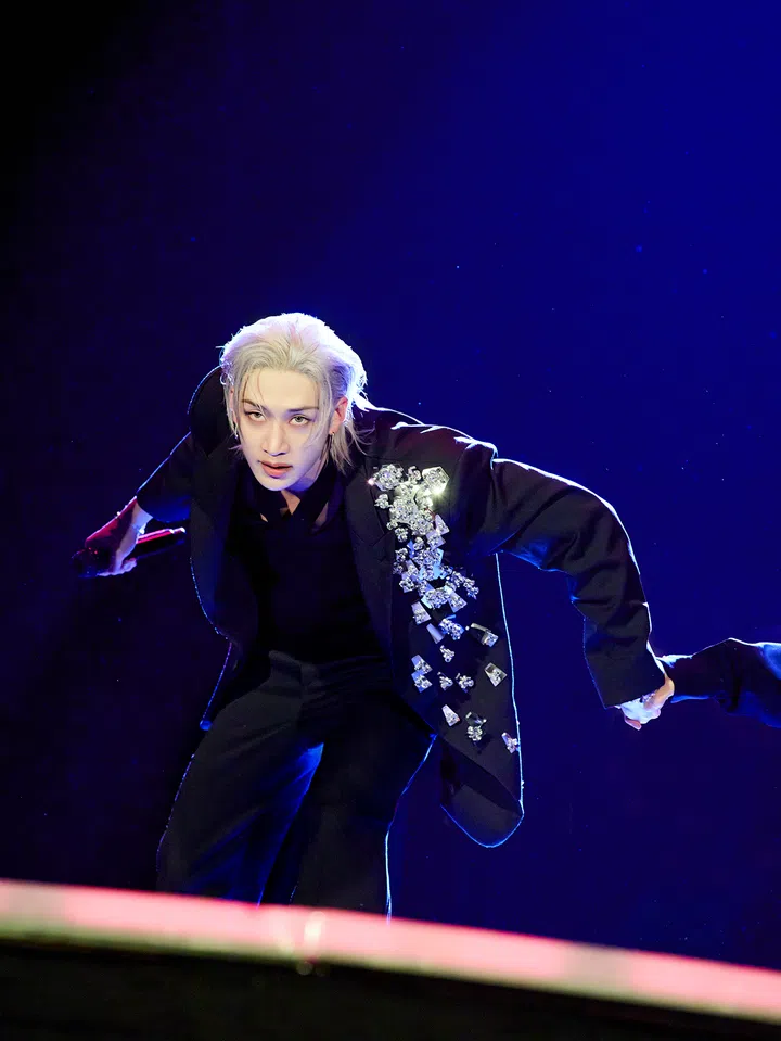 Stray Kids成员Bang Chan穿Fendi定制造型