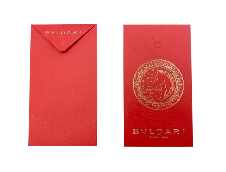 BVLGARI 2026马年红包封正反面设计展示，红包封整体采用经典红色底色，并加入精致压纹图案，呈现细腻层次感与高级质感。正面为信封式翻盖设计，上方印有“BVLGARI”金色品牌字样，设计简约优雅。背面中央则呈现圆形金色徽章图案，内部描绘骏马侧面轮廓，周围环绕装饰性纹样与星点元素，营造富有节庆与象征意义的视觉效果。下方印有“BVLGARI ROMA 1884”金色字样，呼应品牌历史与传承。整体设计融合品牌经典风格与农历马年主题，呈现精致且具有收藏价值的新年红包封。2026马年红包封盘点：今年的新年红包设计，你最喜欢哪一个？