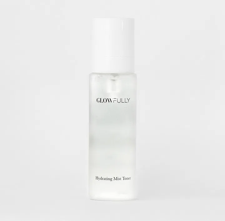 本地纯净美容品牌GLOWFULLY，专门采用天然萃取且具舒缓效果的成分，像这瓶保湿喷雾就具有pH5.5的酸碱值和玻尿酸成分，若是长期肌肤近来总面对不适，可以尝试使用它哦！
