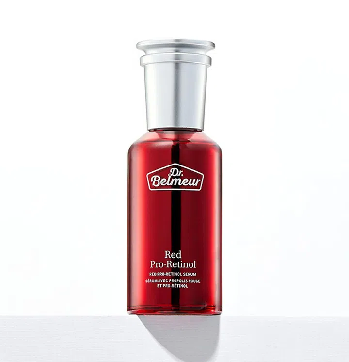 亮眼的金属红瓶精华中含有亲视黄醇（Pro-Retinol），对比起传统的视黄醇，它有高出3.3倍的吸收效力和1.4倍的胶原蛋白合成作用。长期使用下来，能够改善皱纹、细纹、粗大毛孔和肤色不均的问题。