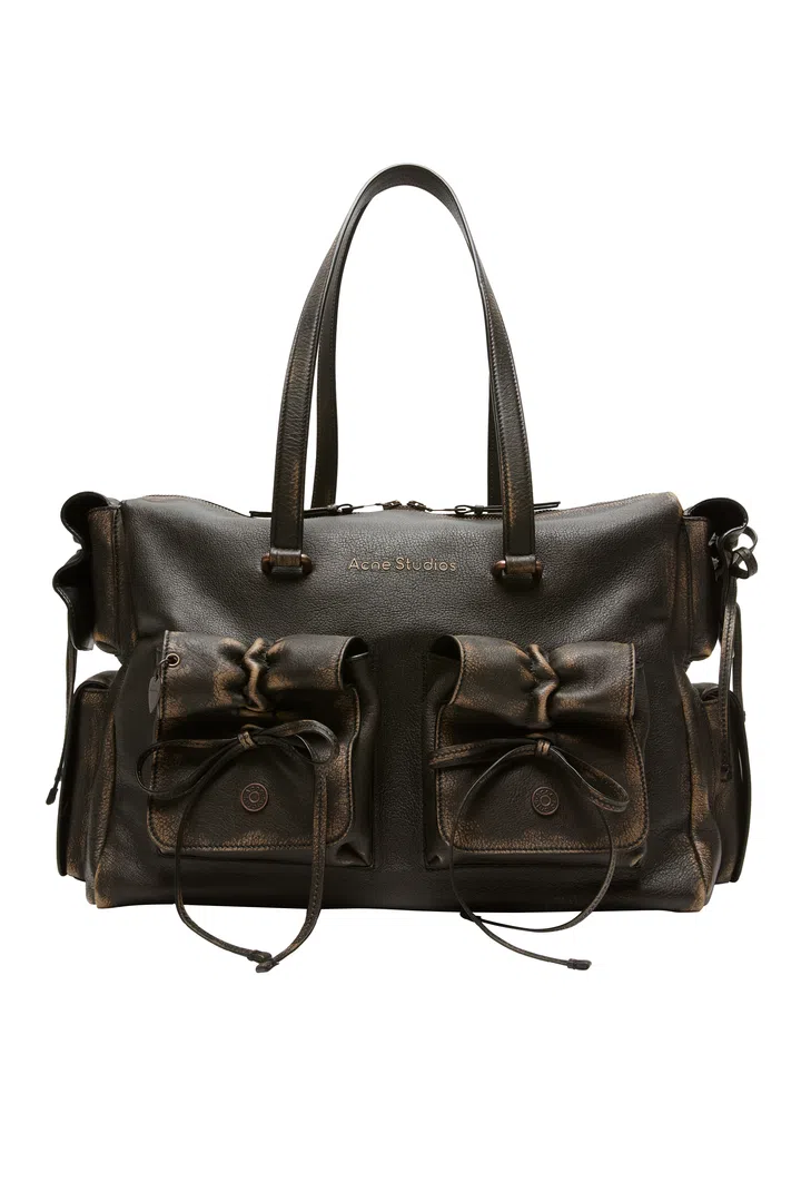 Acne Studios 深棕色 Multipocket 托特包，粒面皮革搭配蝴蝶结系带与翻盖口袋设计，外观复古又实用｜Multi-Pocket Bag 趋势推荐