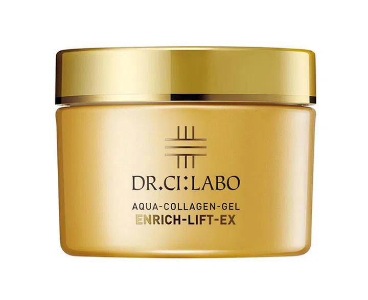 第六代的Aqua Collagen Gel Enrich Lift EX滋润霜，能够透过保护肌肤的胶原蛋白，进而达到紧致和拉提的作用，面对初老或是下垂问题的人可考虑哦！值得一提的是，疫情期间新加坡官网也提供网上咨询服务，让你在以最轻松的方式选择最适合肌肤的产品。