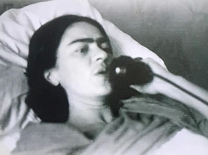 Frida Kahlo躺床上接听电话的珍贵照片(©Cristina Kahlo Alcalá)
