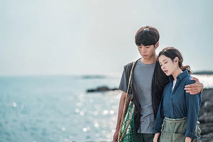 When Life Gives You Tangerines (L to R) Park Bo-gum as Yang Gwan-sik, IU as Oh Ae-sun in When Life Gives You Tangerines Cr. Yoo Eun-mi/Netflix © 2025