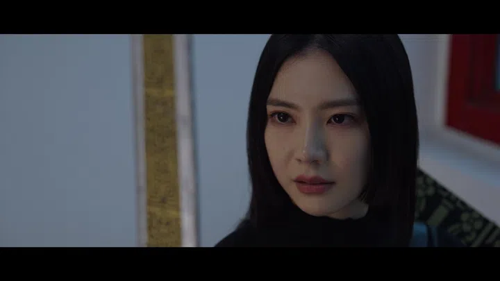 《带剑女孩》第二集剧照中，Ferlyn饰演的化成风身穿黑色造型，近距离特写神情冷静，画面气氛沉稳而带有神秘感。