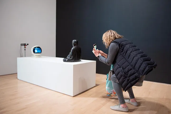 1974年Nam June Paik闭路电视录像装置 《TV Buddha》 ©️ Estate of Nam June Paik (图 Adam Jacobs Photography)