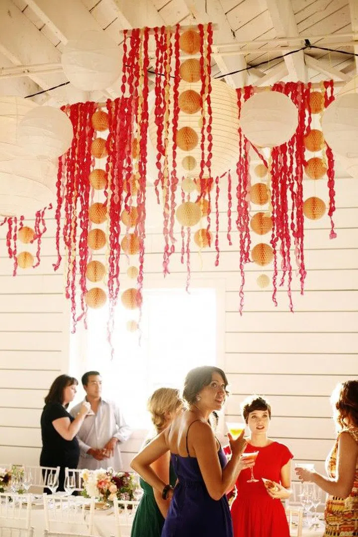 用红红的装饰做一场“红雨”，如何？