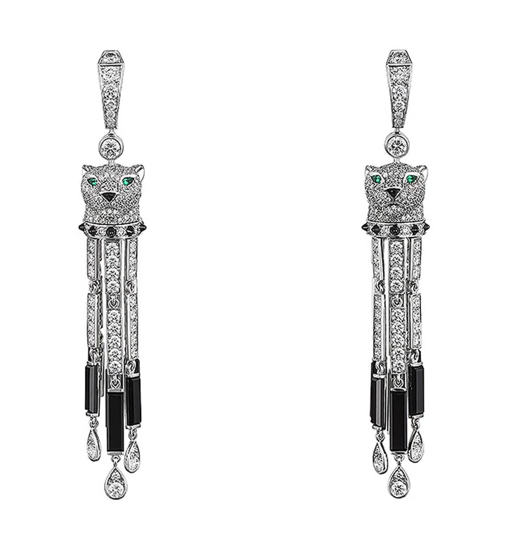 Cartier Panthère de Cartier, white gold earrings with onyx, emeralds and diamonds (图：Cartier提供)