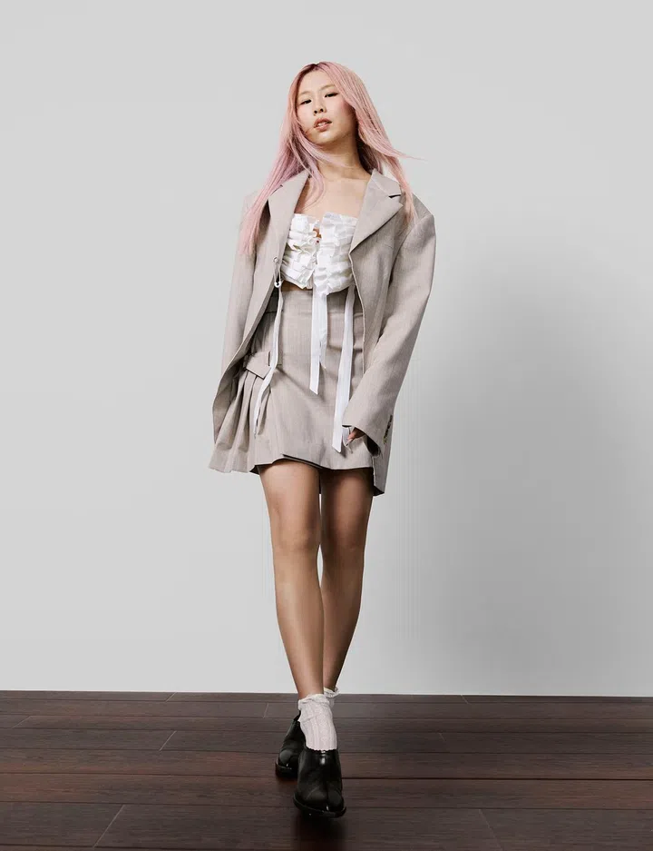 Moschino 上衣 $530，外套 $2,930，短裙 $1,390，皮鞋$1,030，造型师专属袜子（图：《女友》拍摄）