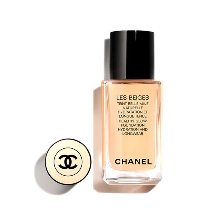 深获好评的Chanel Les Beiges Healthy Glow Foundation Hydration And Longwear富含植物萃取的甘油，是款保湿型粉底液。采用极微的色素、光反射粒子和极佳的保湿成分，质感轻薄服贴，除了遮盖毛孔、细纹和瑕疵，打造健康的亮泽，还能持妆高达12小时。共35种色号，为你营造理想的妆感。