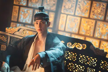 《暴君的厨师》里霸气又深情的“暴君李献”让李彩玟爆红成为新大势男神（图：Netflix提供）