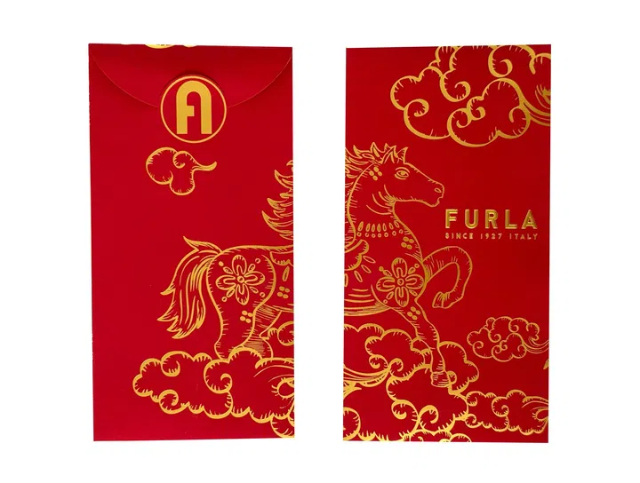 Furla 2026马年红包封正反面设计展示，红包封整体以鲜艳红色为底色，搭配精致的金色线条插画，呈现传统与优雅兼具的视觉风格。正面为信封式翻盖设计，中央印有圆形金色品牌标志，下方延伸出马匹与祥云图案的一部分。背面完整呈现一匹跃起的马匹插画，马身饰有花卉纹样装饰，周围环绕象征吉祥与好运的祥云元素，展现浓厚的新年寓意与节庆氛围。右侧印有“FURLA SINCE 1927 ITALY”金色品牌字样，整体设计融合传统东方图腾与品牌优雅气质。2026马年红包封盘点：今年的新年红包设计，你最喜欢哪一个？