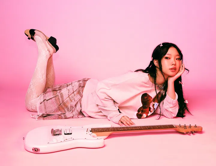 “当时选专辑主打时，《the cutest pair》原本并未入选。但我非常相信直觉坚持说服公司，最终守住了自己的选择”，Regina Song透露。