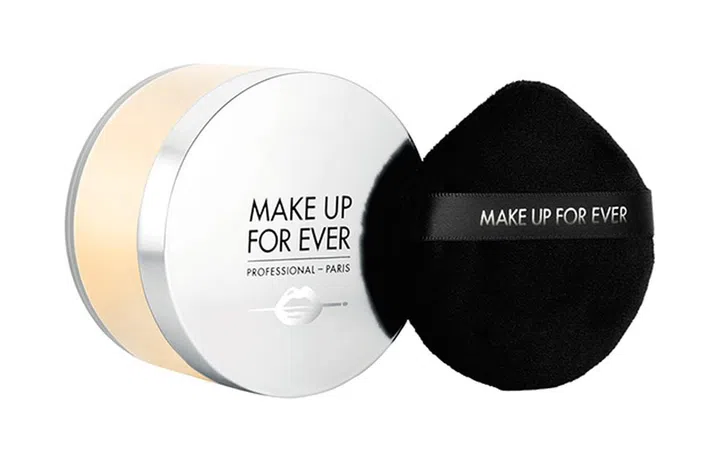 长达24小时持妆力的这款蜜粉，能够完美控油，特别适合油性肌肤使用。系列具有15种不同的色调（在蜜粉中并不常见），确保所有肤色均能找到最贴近的颜色。产品还随附舒适的粉扑，即便是鼻翼和眼下部位也能轻易触及。