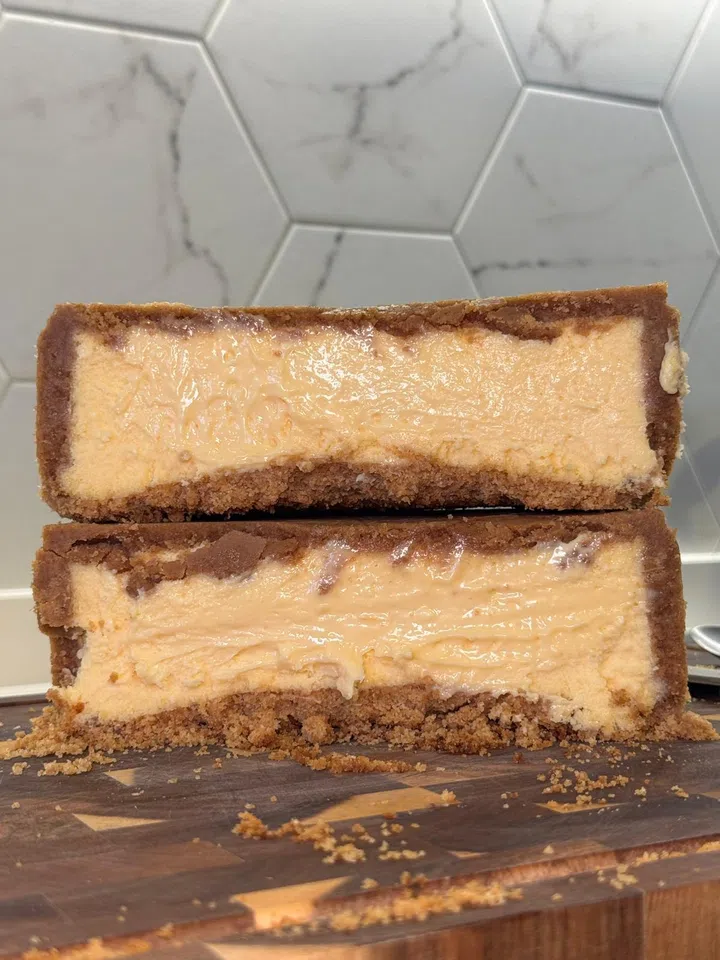 Jonathan喜欢在为甜点带来创新的点子，采访当天，他带来了这款Cheese Vault蛋糕让大家品尝，口感外酥内软，十分特别。（图：受访者提供）