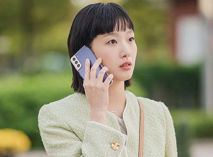 不管是工作还是生活，现代人似乎除了睡觉，才能够不碰电话。长时间的使用频率让我们对电话真的又爱又恨。插图：韩剧《柔美的细胞》