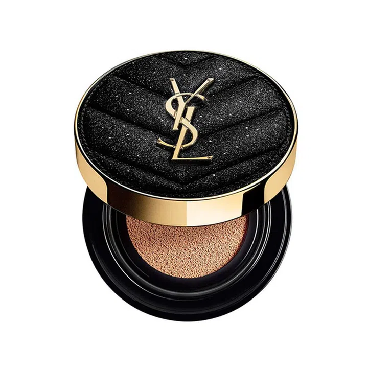 经典的Le Cushion Encre De Peau气垫粉底又换装啦！这回换上的是带有点点珠光亮点的黑色面料，握在手中感觉特别奢华、优雅，带出门去又能轻易补妆，随时保持妆容的完美。