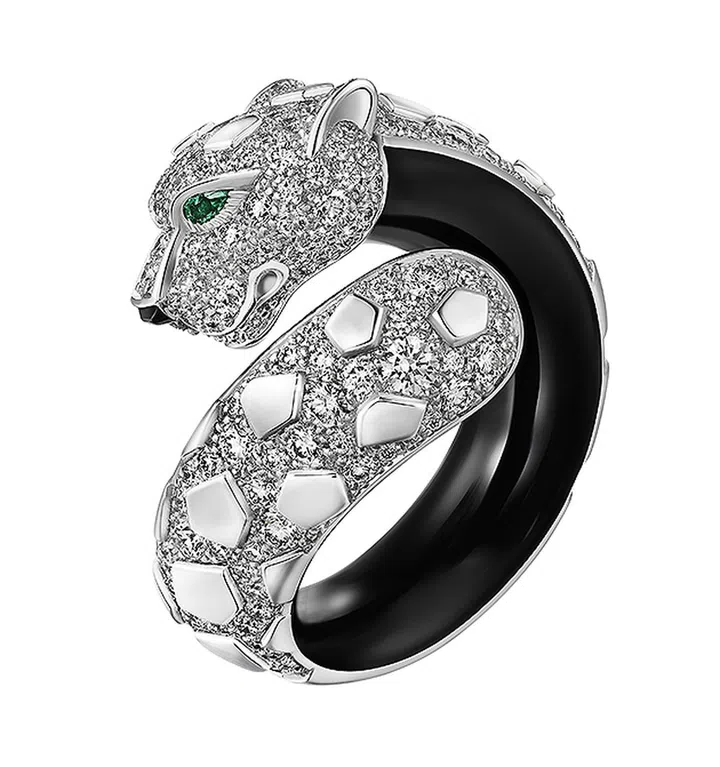 Cartier Panthère de Cartier, black lacquer, white gold ring with onyx, emeralds and diamonds (图：Cartier提供）