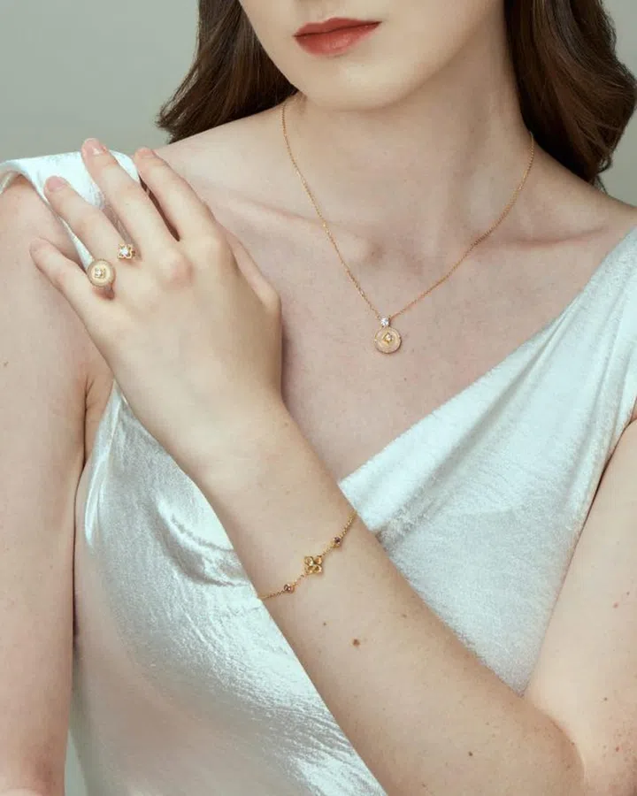 RISIS NyonyaBelle necklace in gold with quartz and topaz $390 RISIS NyonyaBelle ring in gold with quartz and topaz $280 混搭RISIS Timeless peranakan bracelet in gold with pink tourmaline $280