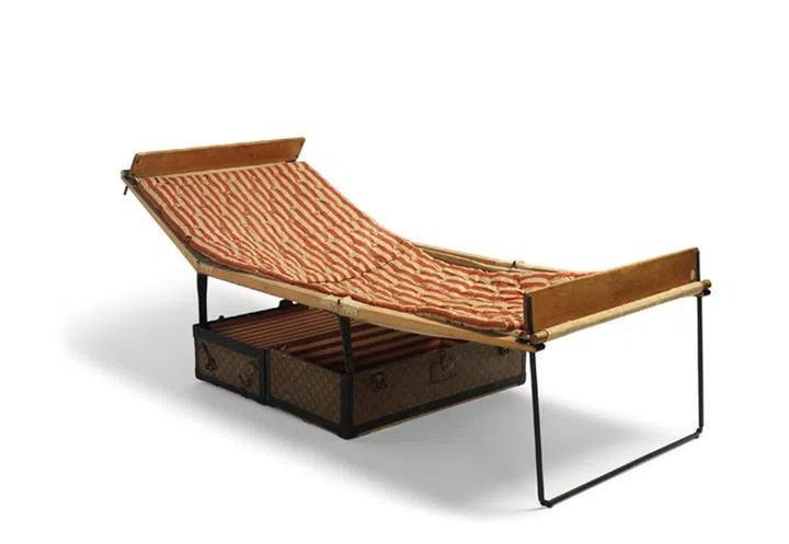 1892年制造收纳折叠床的Damier格纹帆布箱