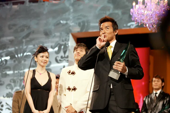 李铭顺于2004年荣获“十大最受欢迎男艺人”奖项，手中握着的，正是至今仍在使用的奖座设计。（图：The New Paper © SPH Media Limited)