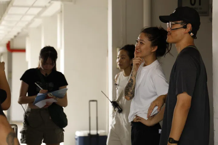 片场上的新加坡导演Ash Goh Hua全情投入导演工作