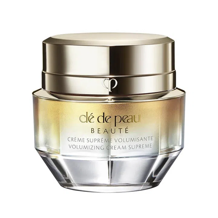 知名贵妇品牌Clé de Peau Beauté近来推出的这款乳霜，结合多种植物配方，能帮助恢复肌肤底层的“坐垫网”，早晚使用并配合按摩，可恢复肌肤的容积和紧致度。金色的瓶子设计和随附的搽拭棒，尽显奢华。