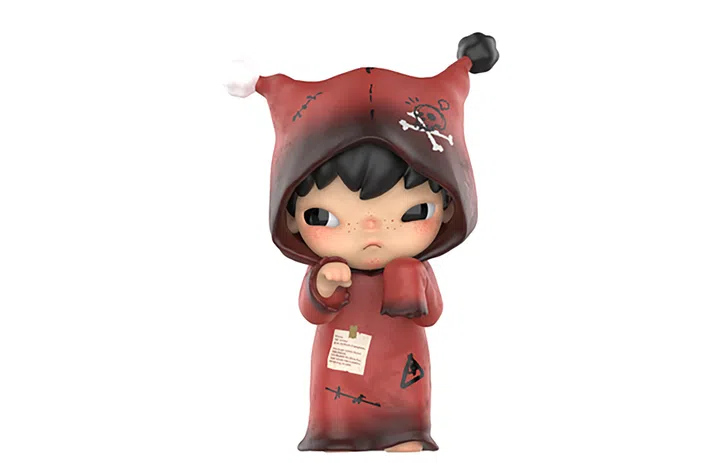 一款 POP MART Hirono 系列玩偶模型。角色是一个黑发小男孩，脸上带着雀斑，表情略显冷漠，眼神中带着倔强与厌世感。他身穿红色长袍，衣摆和袖口带有渐变黑色效果，长袍上印有白色骷髅图案和手绘风格的标记。帽子顶端左右各有一个绒球，分别是黑色和白色，整体造型带点颓废与叛逆气质。角色赤着脚站立，姿态略微防备，凸显 Hirono 系列特有的“成长烦恼”与情绪化氛围。POP MART Hirono小野回声系列中的“在你身后”。