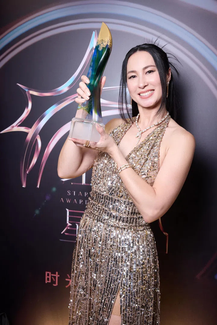 拿下第九座“十大最受欢迎女艺人”的蔡琦慧，选择低调珠光美甲出席。（图：Mediacorp提供）