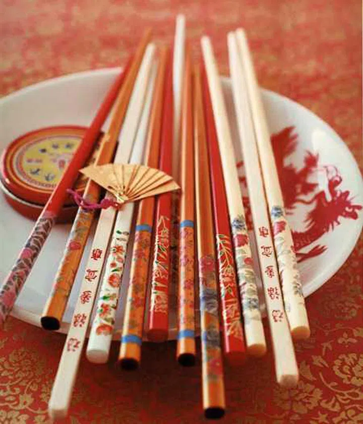 很喜气洋洋的红筷子、白筷子做摆盘也很有春节feel