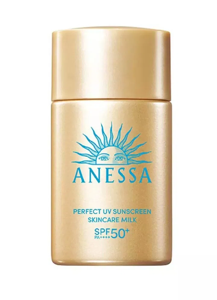 $20以下也能送出好礼：同事交换圣诞礼物精选。图中为 Anessa Perfect UV Sunscreen Skincare Milk 小金瓶防晒，金色瓶身与蓝色标志设计，呈现轻巧便携、适合作为实用美容小礼物的选择。
