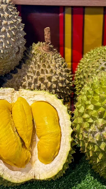 金黄饱满的榴莲果肉在摊位上亮相，是榴莲控在榴莲自助餐最期待的画面。