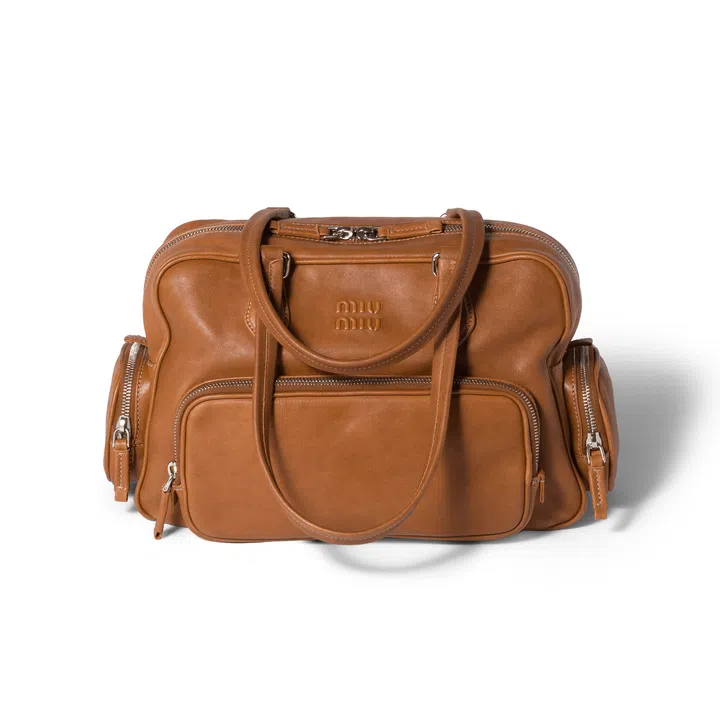 Miu Miu Pocket Bag 焦糖色皮革托特包，外层多重拉链口袋设计，轻盈且富有建筑感｜Multi-Pocket Bag 潮流推荐