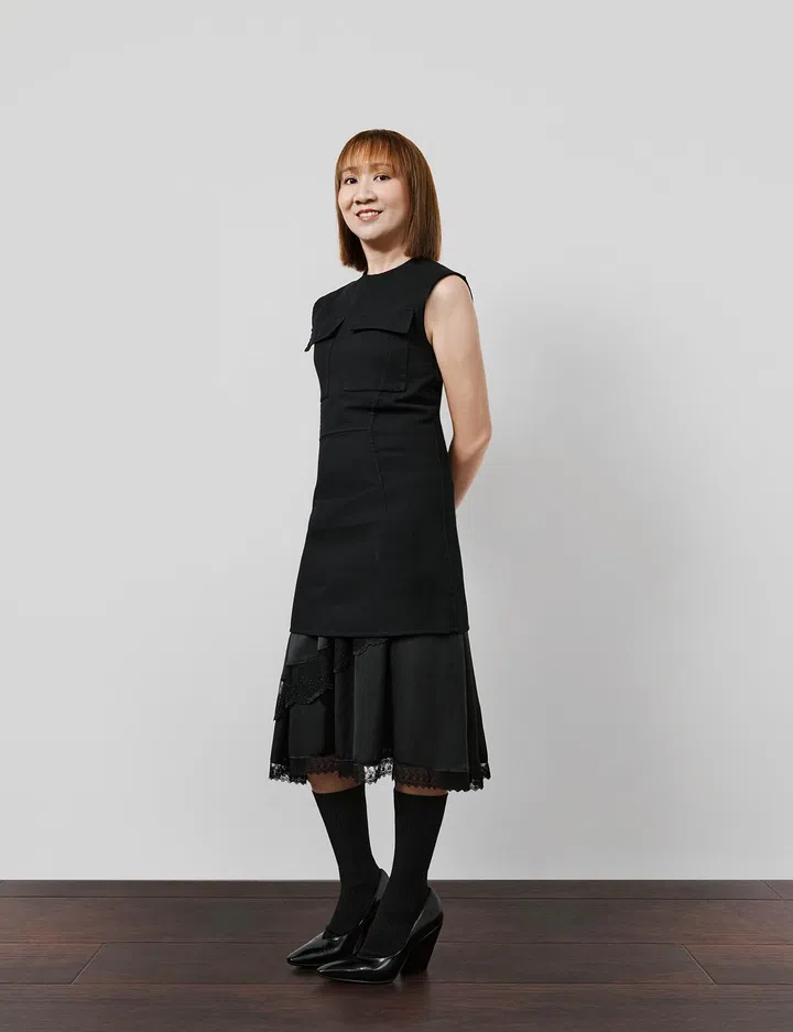 Onitsuka Tiger 连身裙$720，半身裙 (POA) ，高跟皮鞋$700，造型师专属袜子（图：《女友》拍摄）