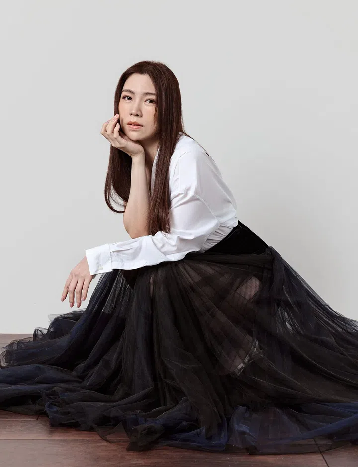 Dior 衬衫$3,300，半身裙$6,400，高跟鞋$1,490 （图：《女友》拍摄）