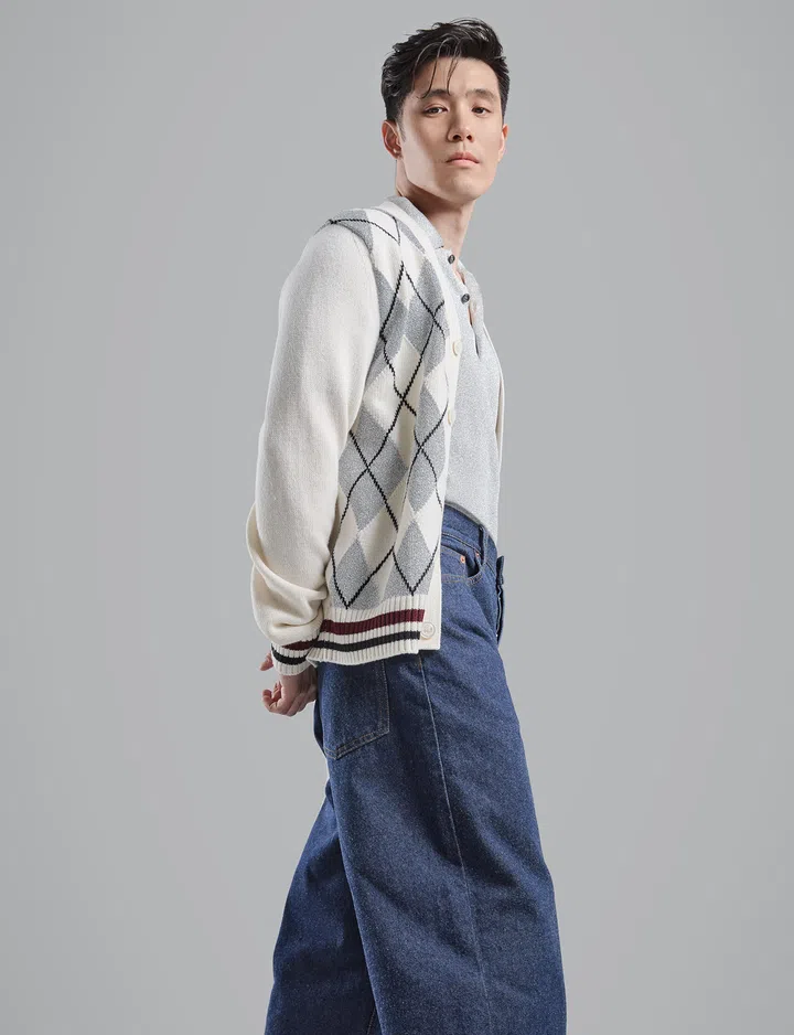 Gucci polo shirt $2,300 ，毛衣外套 $1,950，牛仔裤 $1,750 (图：《女友》拍摄)