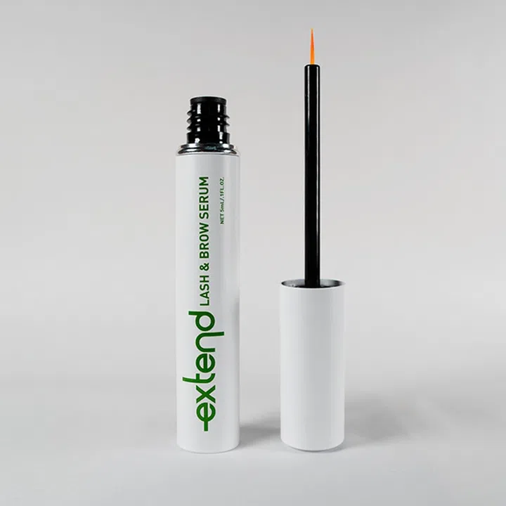 疫情期间长时间佩戴口罩，想法设法让眼睛更迷人成了头等大事。近来经重新配方的 Extend Lash & Brow Growth Serum睫毛及眉毛增长液，加入人参萃取和葡萄籽精粹，能够刺激毛发生长，同时强化和滋润根部至尾部的每一根睫毛，久而久之睫毛就变得更长、更丰盈！将它用在眉毛上也能有助刺激眉毛的生长。值得一提的是，新配方也更温和，即便是敏感的眼皮也适用。