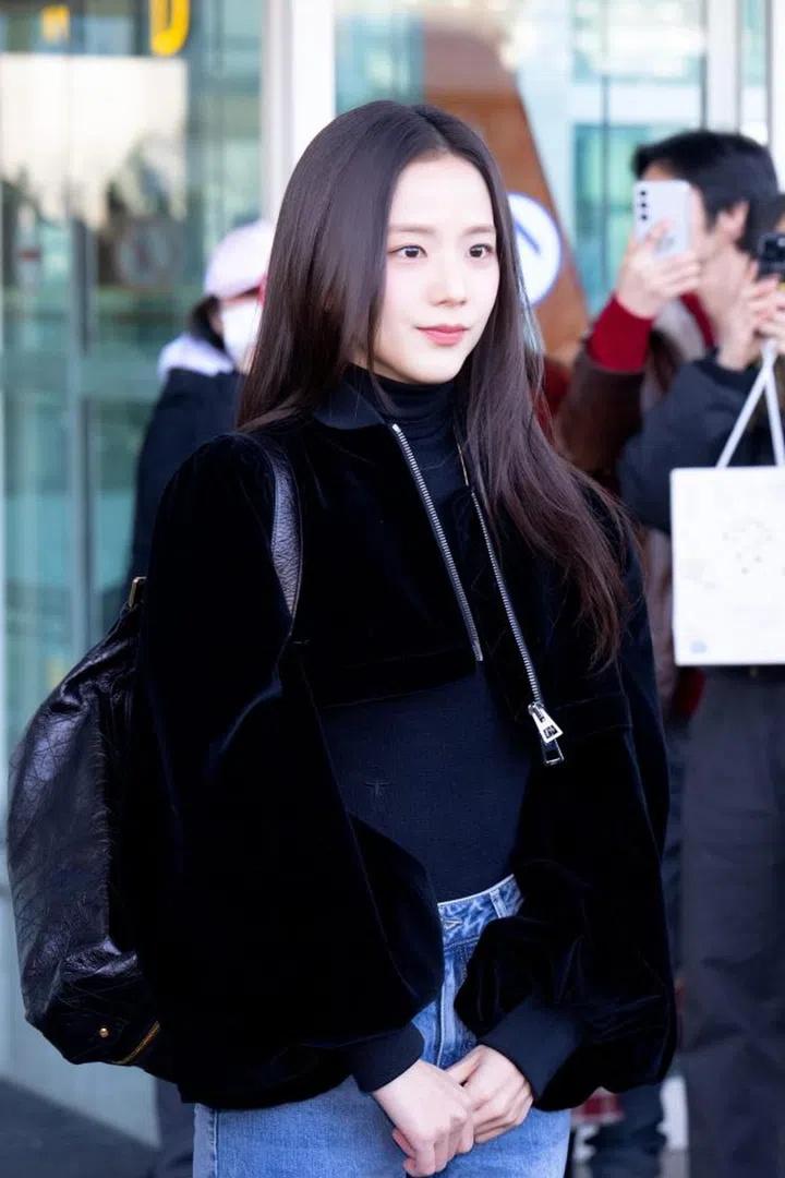 Jisoo携带Dior D-Journey中型皮革肩袋 $6,500（图 Dior）