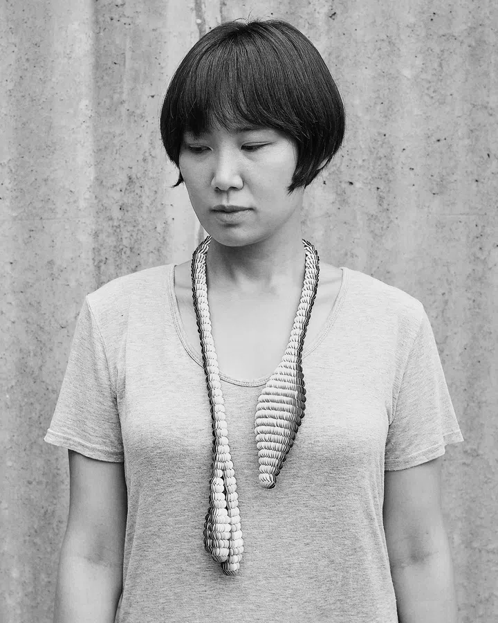 韩国艺术家Jieun Park的作品曾展于国际 工艺与银器展， 并被V&A博物馆收藏 