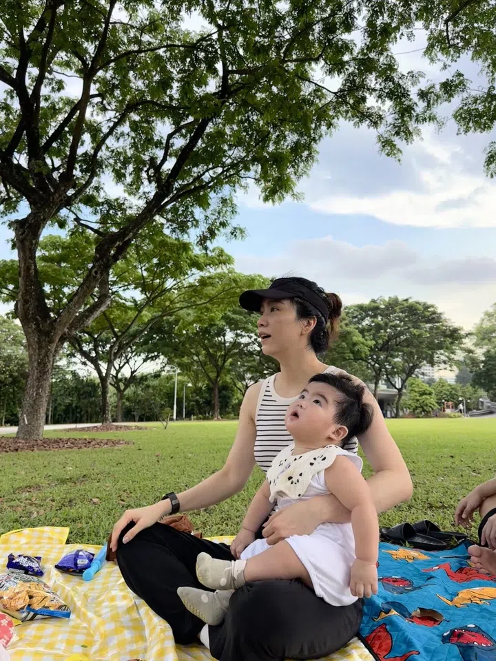 马艺瑄与儿子Skye野餐（图：马艺瑄提供）