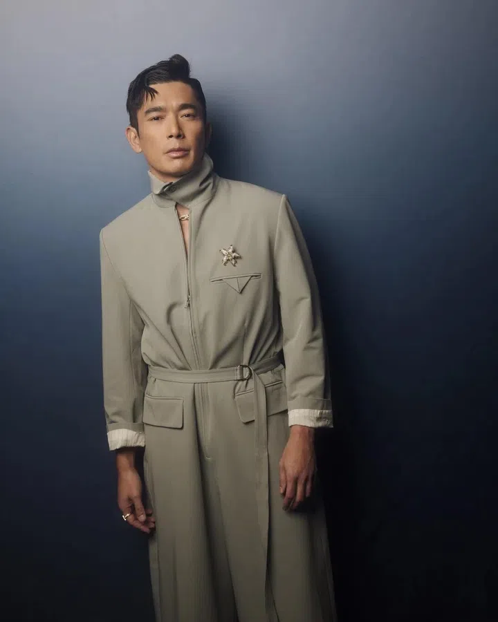 黄俊雄2025年红星大奖造型，以中国设计师品牌MAISON SANS TITRE连身裤搭配Tiffany&Co.珠宝，并获得去年红毯男星最佳造型奖“封面男神”