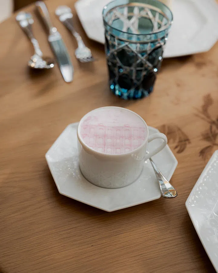 Café Dior的“Avenue Montaigne外墙”咖啡拉花（图：Pierre Mouton/Dior）