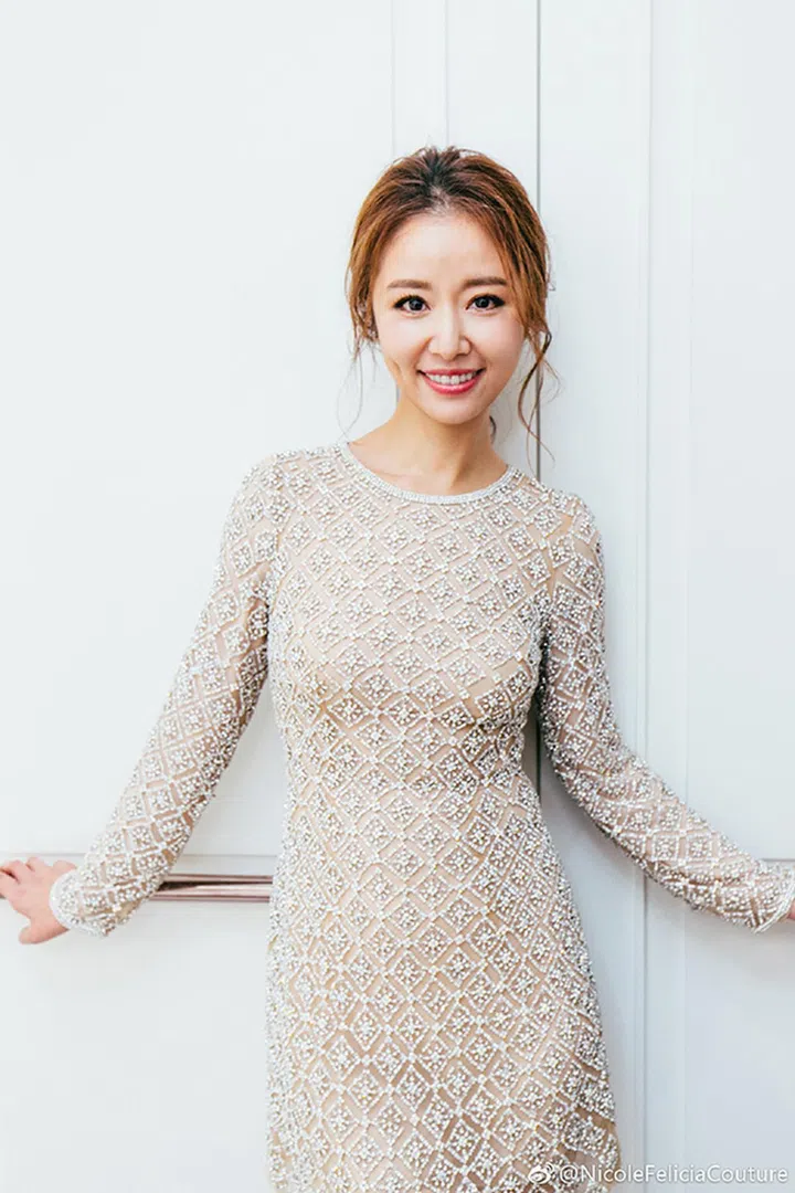 林心如以Nicole+Felicia缀饰连衣裙亮相，一颗颗珠片缝制而成的图案让她散发优雅与贵气
