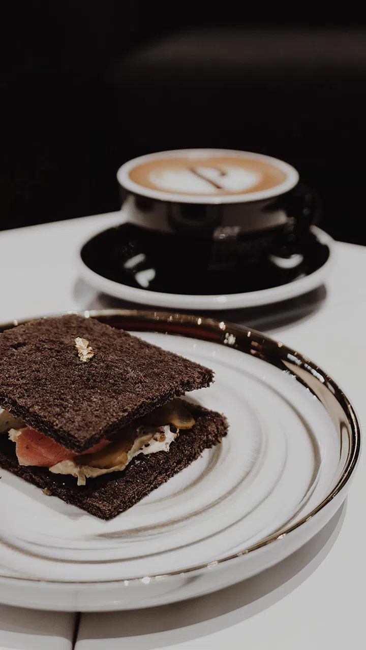AUTO档在Piaget腕表活动上拍摄食物，添加手机filter后的INS动态照（照片因网站要求，像素有所压缩）